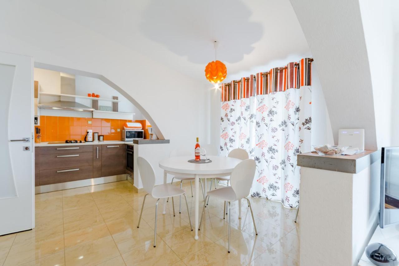 Apartments Flor De Lis โปดสตรานา ภายนอก รูปภาพ