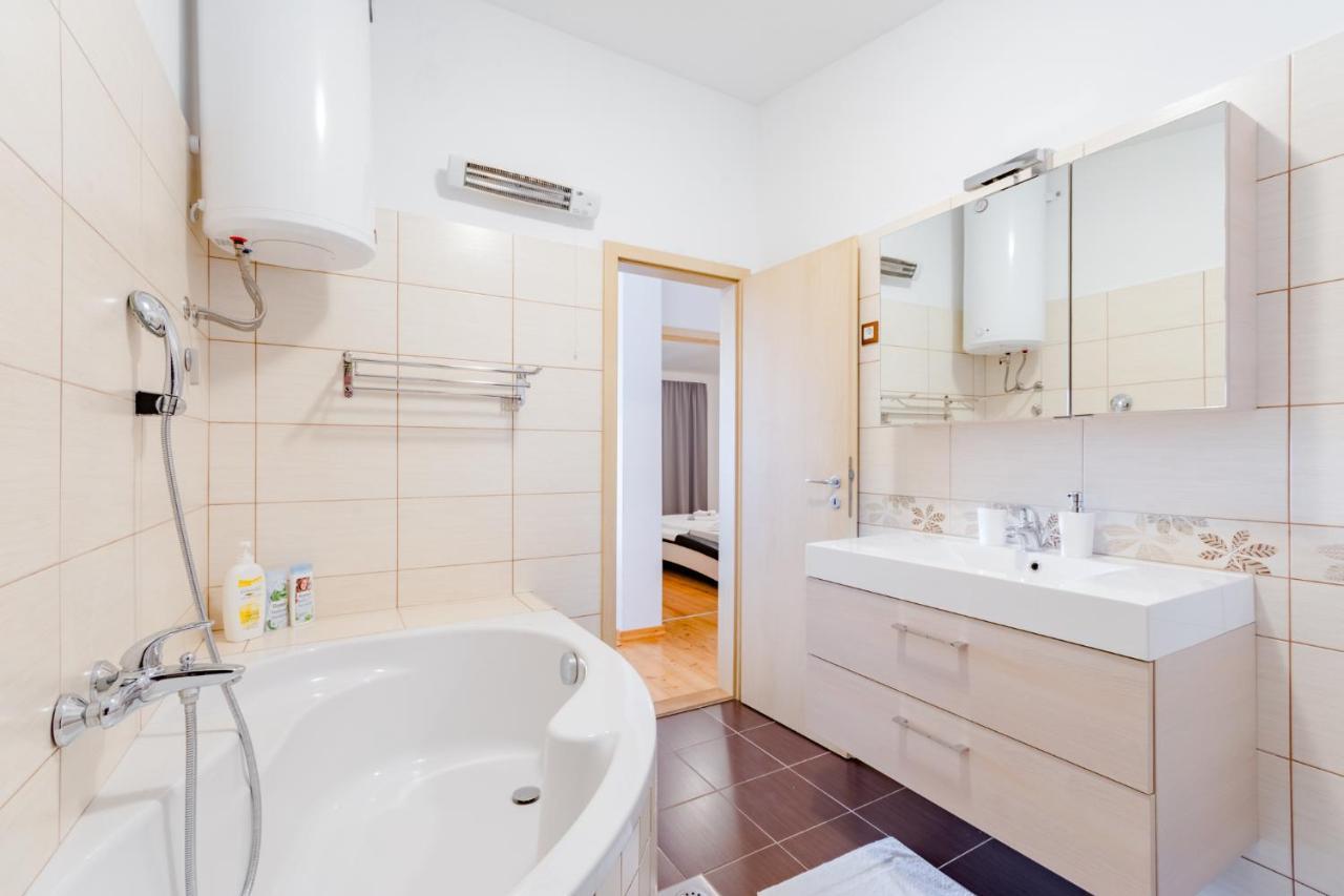 Apartments Flor De Lis โปดสตรานา ภายนอก รูปภาพ